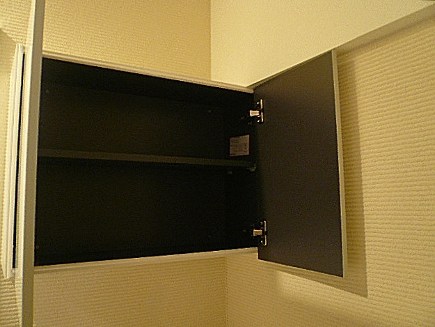 ウォシュレット付トイレ　吊戸棚。