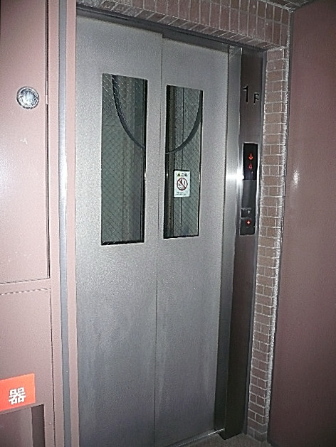 エクセルシオール麻布　エレベーターです。