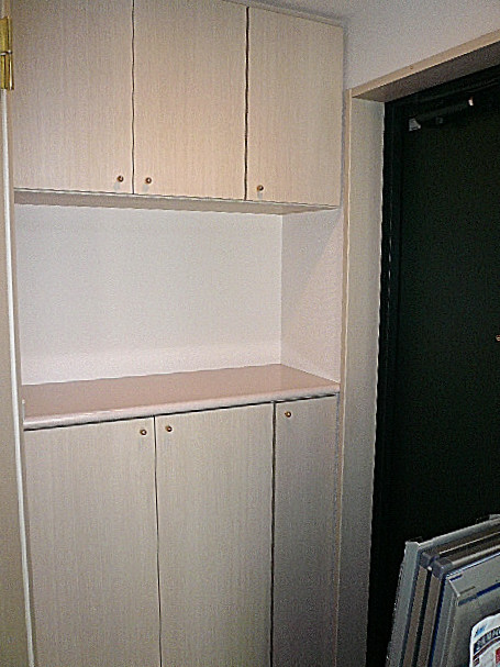 エクセルシオール麻布　カウンター付玄関収納。