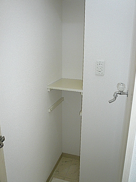 エクセルシオール麻布　収納棚です。