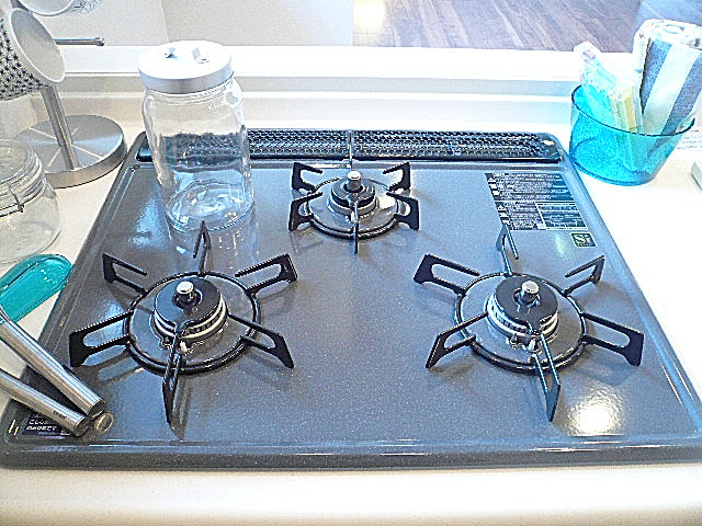 システムキッチン　3口コンロ。