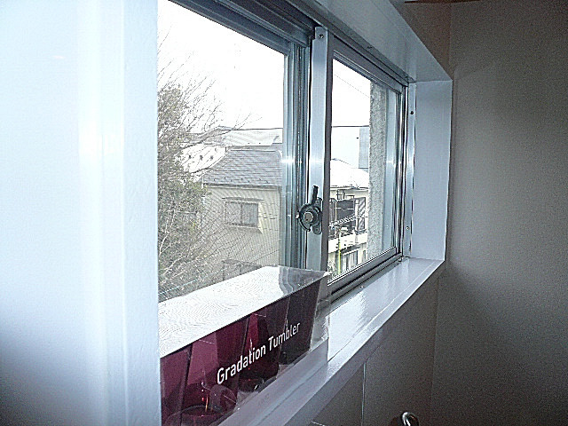 システムキッチン　窓。