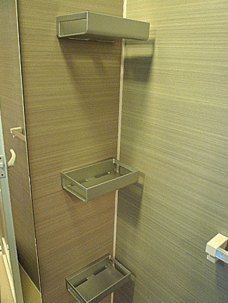 浴室　3つのトレイ。