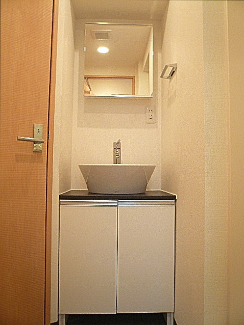六本木東豊エステート　洗面化粧台です。