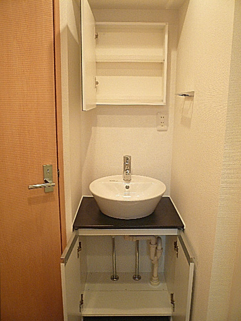 六本木東豊エステート　洗面化粧台です。