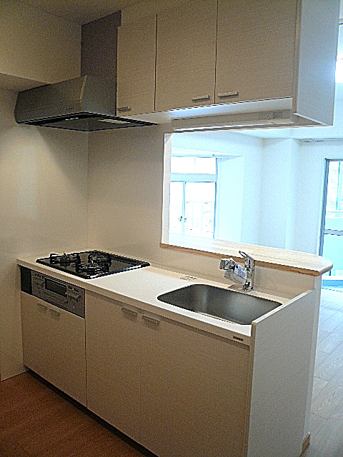 六本木東豊エステート　広々としたシステムキッチン。