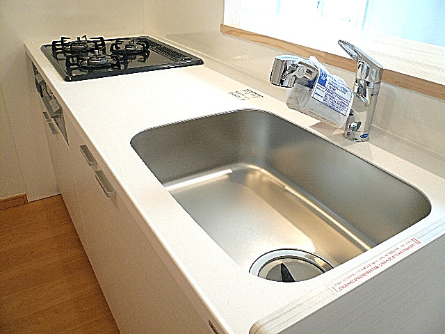 六本木東豊エステート　広々としたシステムキッチン。