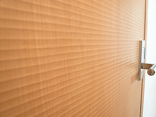 六本木東豊エステート　木の温もり感じる扉。