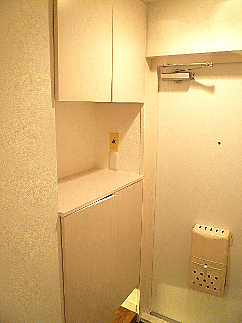 渋谷コーポラス　カウンター付き玄関収納。