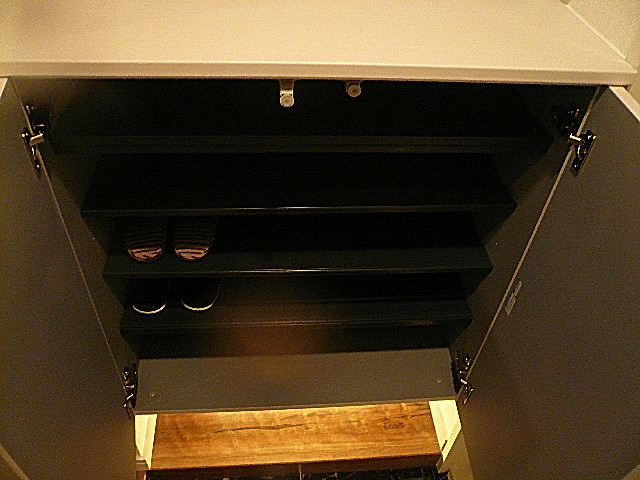 渋谷コーポラス　カウンター付き玄関収納。