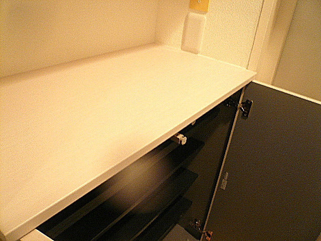 渋谷コーポラス　カウンター付き玄関収納。