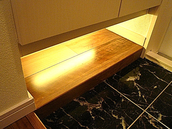 渋谷コーポラス　フットライト。