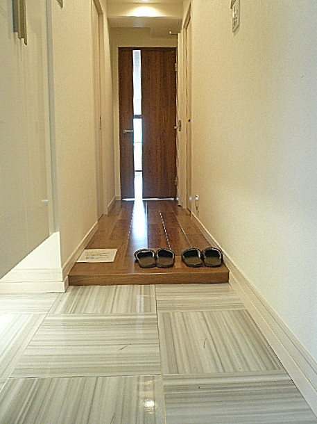 白を基調とした玄関ホールです。