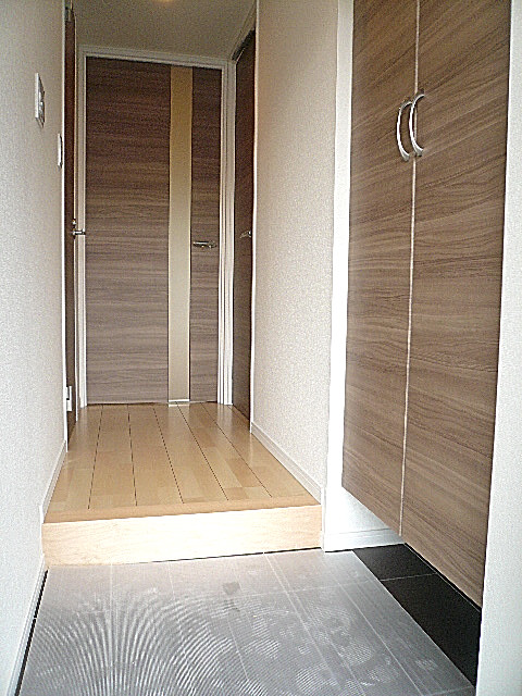 駒沢コーポラス　明るい玄関ホールです。