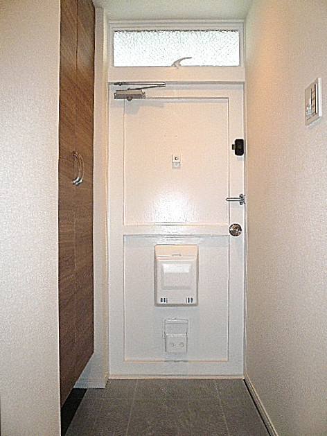 駒沢コーポラス　明るい玄関ホールです。