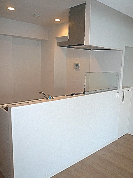 ニックハイム中目黒　ホワイトなシステムキッチン