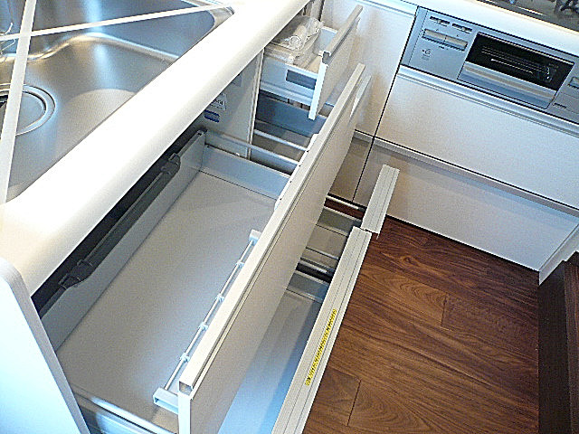 L字型システムキッチン　収納