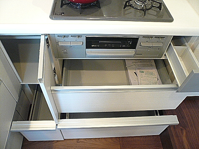 L字型システムキッチン　収納