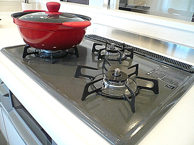 L字型システムキッチン　3口コンロ