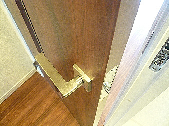 玉川サンケイハウス　廊下正面の扉