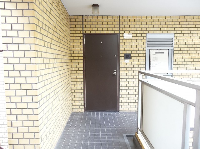 ライオンズマンション原宿　玄関前