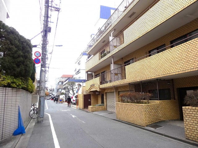 ライオンズマンション原宿　前面道路