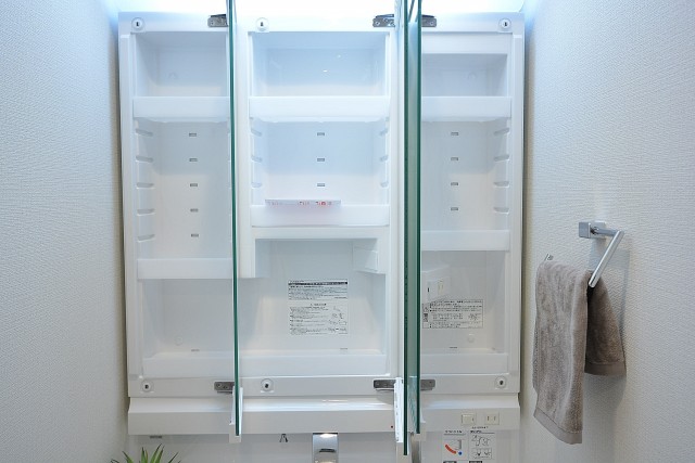 3面鏡の裏は一面収納