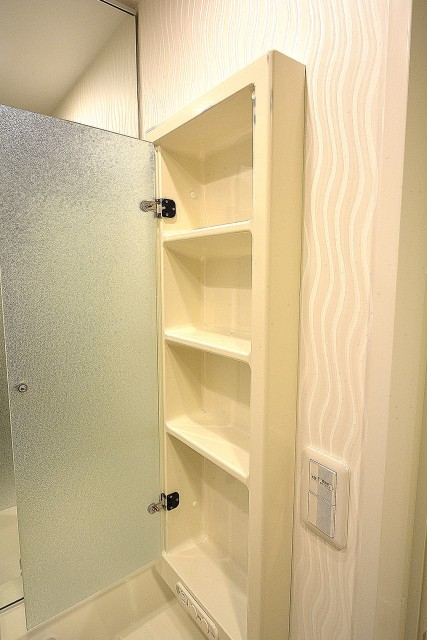 洗面台横のリネン庫