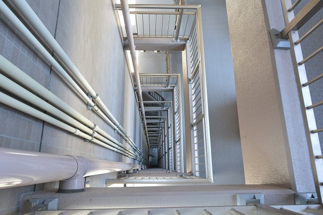 エクセルシオール西新宿　吹抜け部