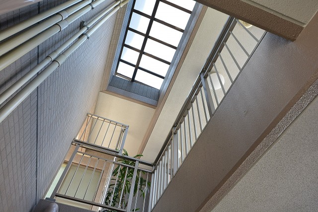 エクセルシオール西新宿　吹抜け部
