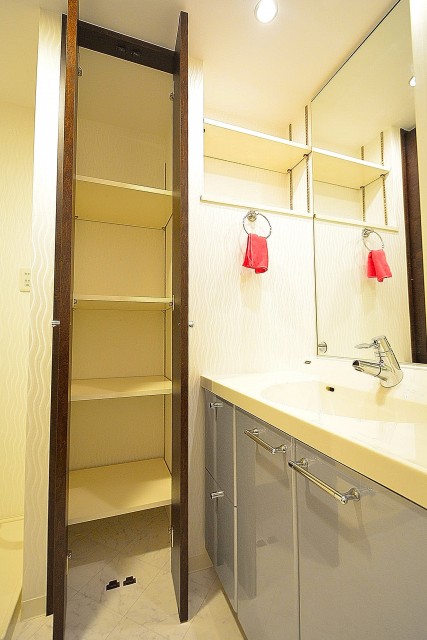 サニタリールームの可動棚収納