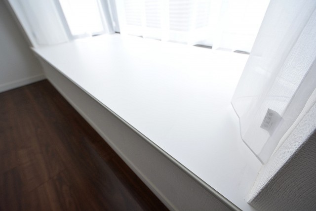 第二代々木上原シティハウス　8.8帖のベッドルームの幅のある出窓