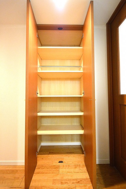 クレストフォルム蒲田　廊下の収納スペース