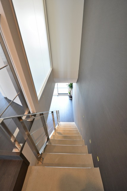 プレミアムキューブ三田　階段