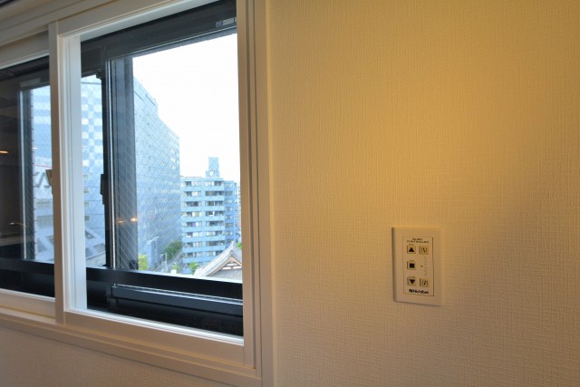 プレミアムキューブ三田　吹き抜け部分窓