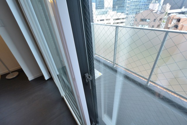 プレミアムキューブ三田　吹き抜け部分窓