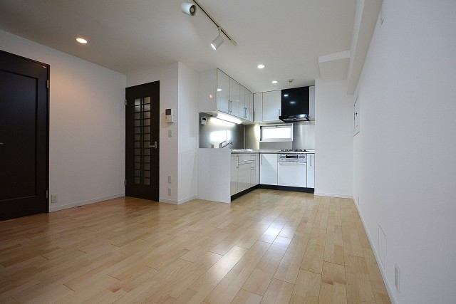 松涛マンション　10帖のダイニングキッチン