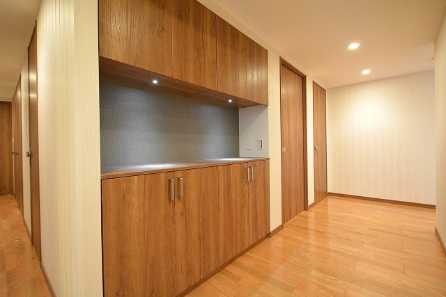 玄関ホールからベッドルーム側へ