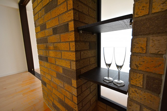 松涛マンション　レンガ調の収納棚