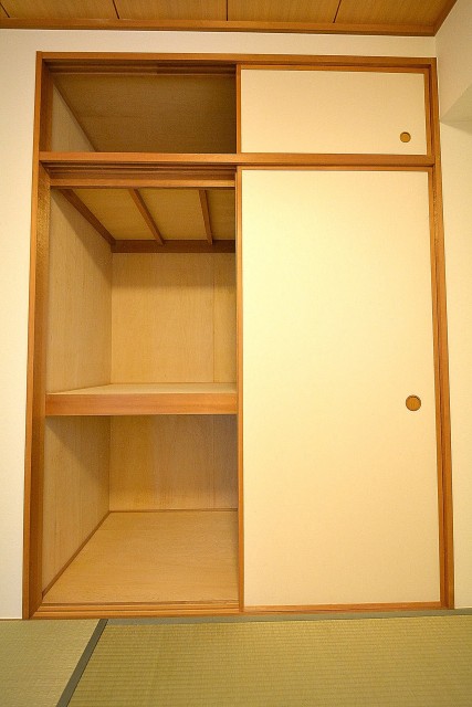 クレストフォルム蒲田　押入れ