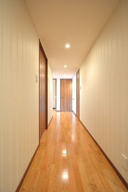 ベッドルーム側の廊下