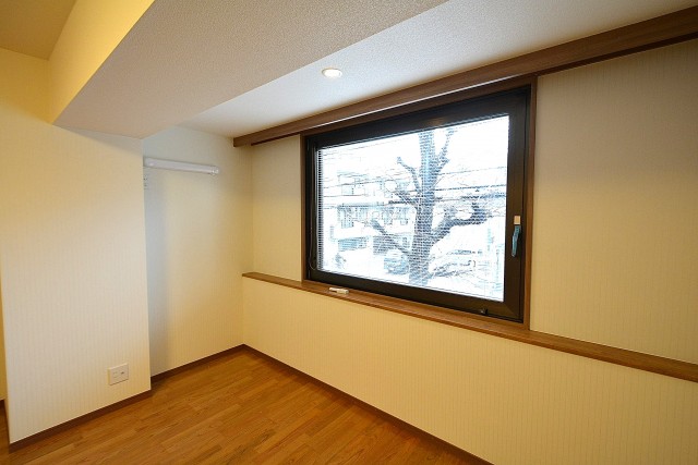 11.7帖のベッドルーム　窓際