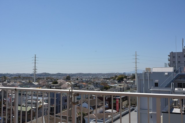 成城エコーハイツ　キッチン窓からの眺望