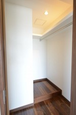 成城エコーハイツ　収納豊富なＷＩＣ