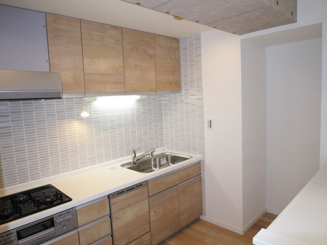 カウンター付のシステムキッチン