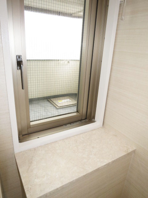 洗面化粧台横の窓＆カウンター