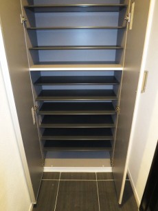 シックな雰囲気の玄関