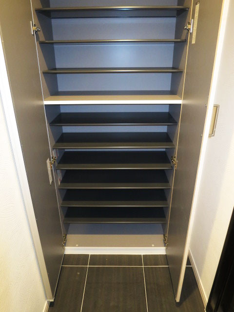 シックな雰囲気の玄関