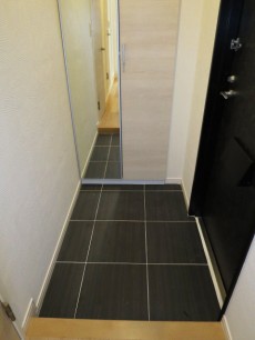 シックな雰囲気の玄関