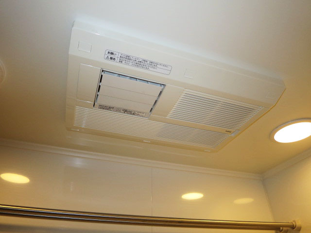 浴室換気乾燥機付のバスルーム